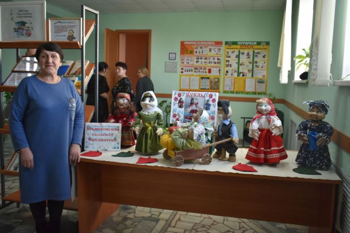 Евгения Стерякова из Ульянкова изготавливает куклы-обереги и куклы-травницы