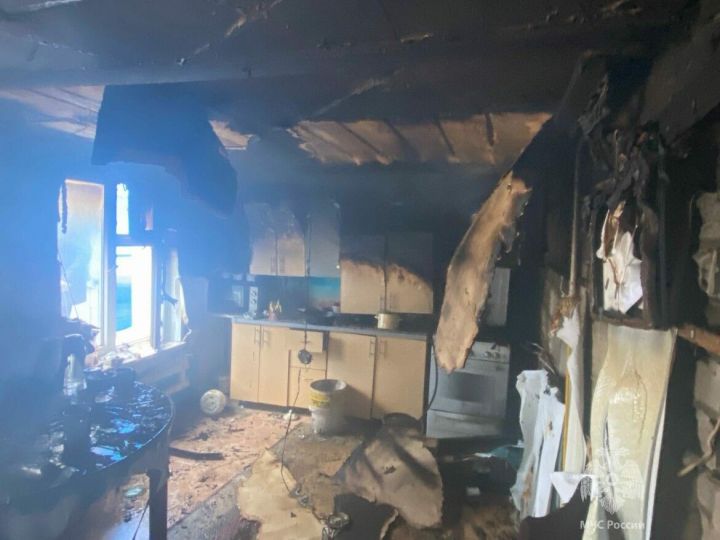 Женщина получила ожоги на пожаре в своем доме в Татарстане, когда коптила сало