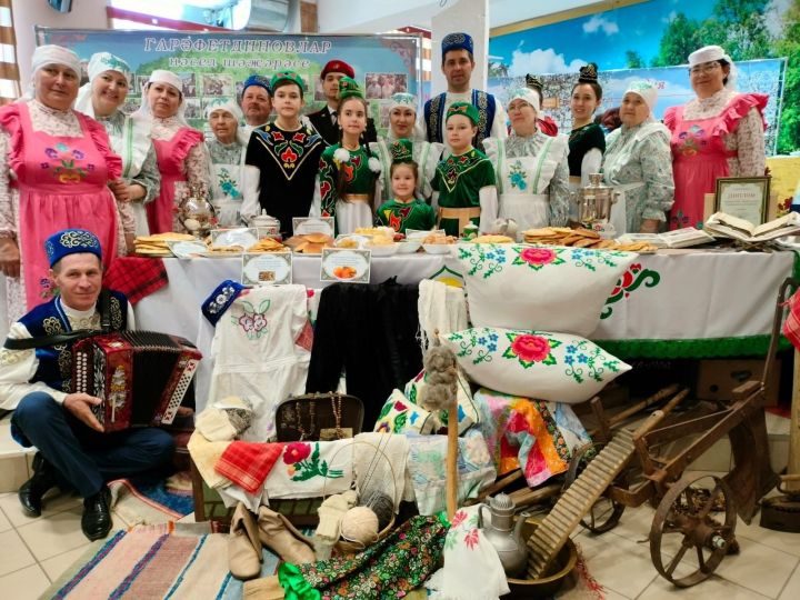 Олы Кайбычта яшәүче Гарәфетдиновлар гаиләсе - «Тарихта без эзлебез» дип исемләнгән шәҗәрәләр фестиваленең зона туры җиңүчесе