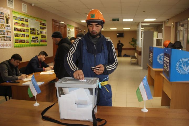 В Кайбицах узбекистанцы досрочно проголосовали за Конституцию родной республики