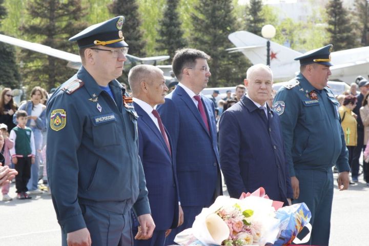 Колоссальный праздник организовали в Казани в честь Дня пожарной охраны