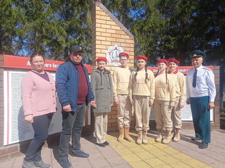Юнармейцы Бурундуковской школы совместно с общественностью участвуют в акции «Верни имя герою»
