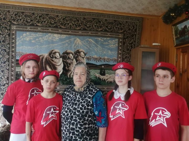Юнармейцы Молькеевской школы - частые гости в доме Анастасии Волковой