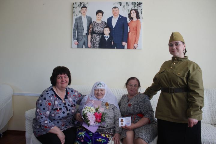 Бәрлебашы авылында яшәүче Гөлсинә апа Рәхмәтуллинага Җиңү көнендә “Сугыш чоры баласы” медале тапшырылды