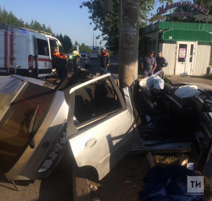 В Челнах водитель погиб, врезавшись на большой скорости в столб