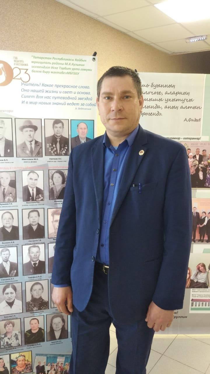 На уроках учителя химии и биологии Старотябердинской школы Виктора Яковлева школьникам всегда интересно