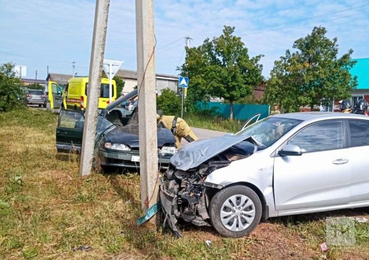 Авто влетело в столб, столкнувшись с легковушкой в Татарстане