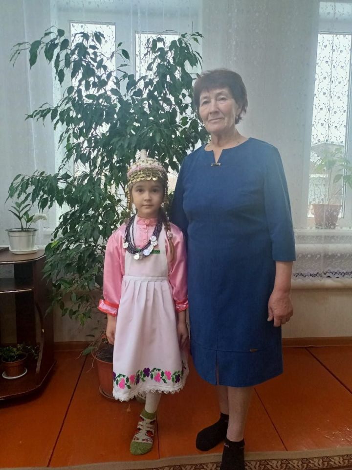 Ученица Большекайбицкой школы рассказывает об особенностях национального костюма чувашей