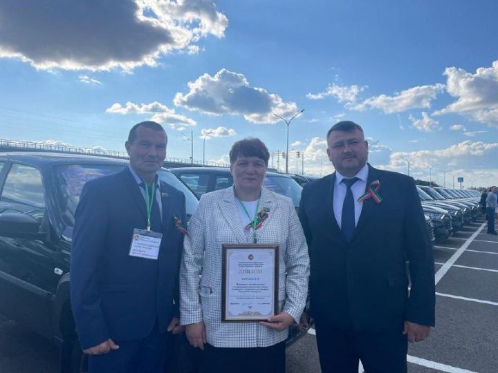 Раис Республики Татарстан Рустам Минниханов вручил ключи от новых автомобилей  главам сельских поселений