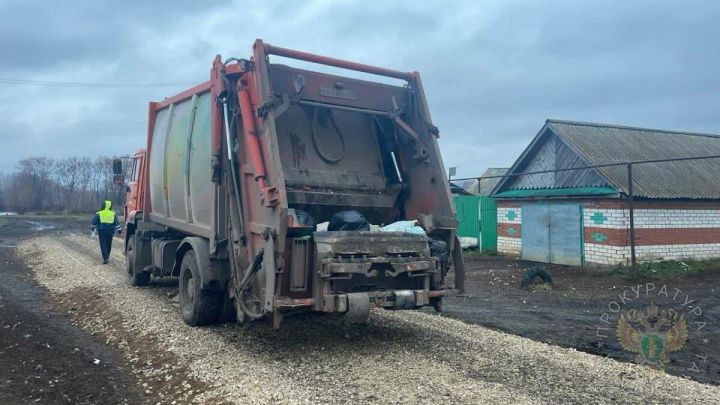В Апастовском районе РТ мусоровоз насмерть задавил грузчика