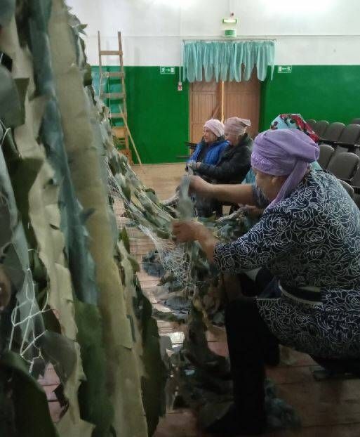 «Пусть сохранят жизнь»: арские сельчане начали плести масксети для СВО