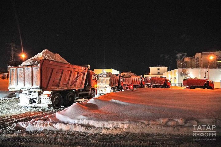 Ночью в Казани убрали 340 тонн снега, дорожники обратились с просьбой к водителям