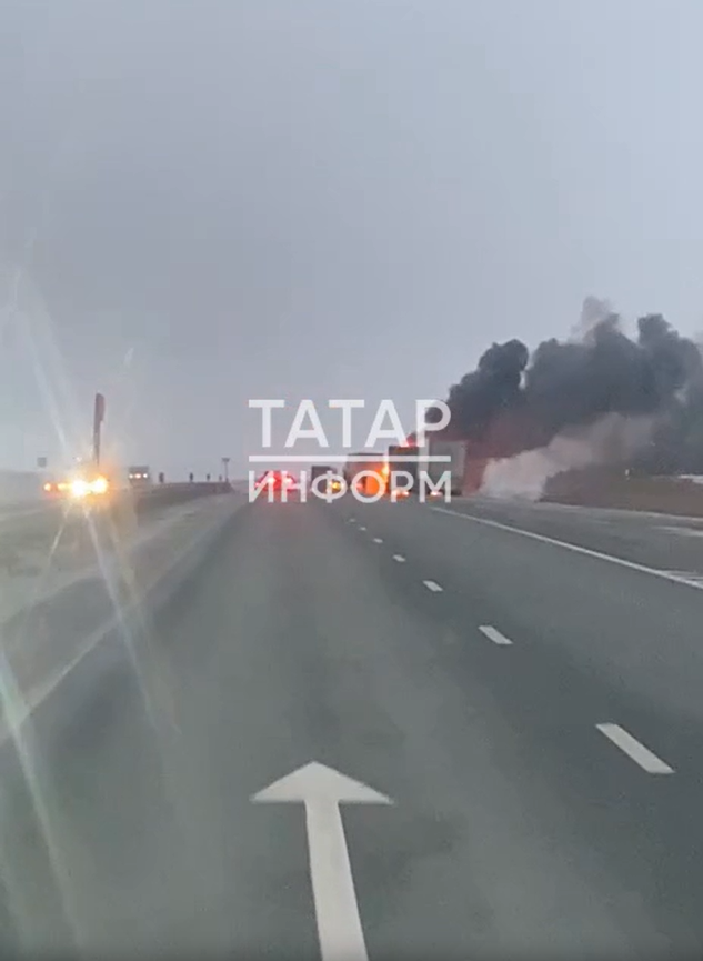 Видео: Утром на трассе М7 в Татарстане вспыхнула фура