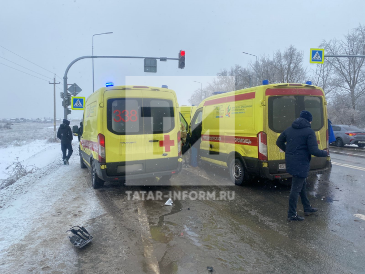 Водитель и трое пассажиров пострадали после съезда легковушки в кювет под Нижнекамском