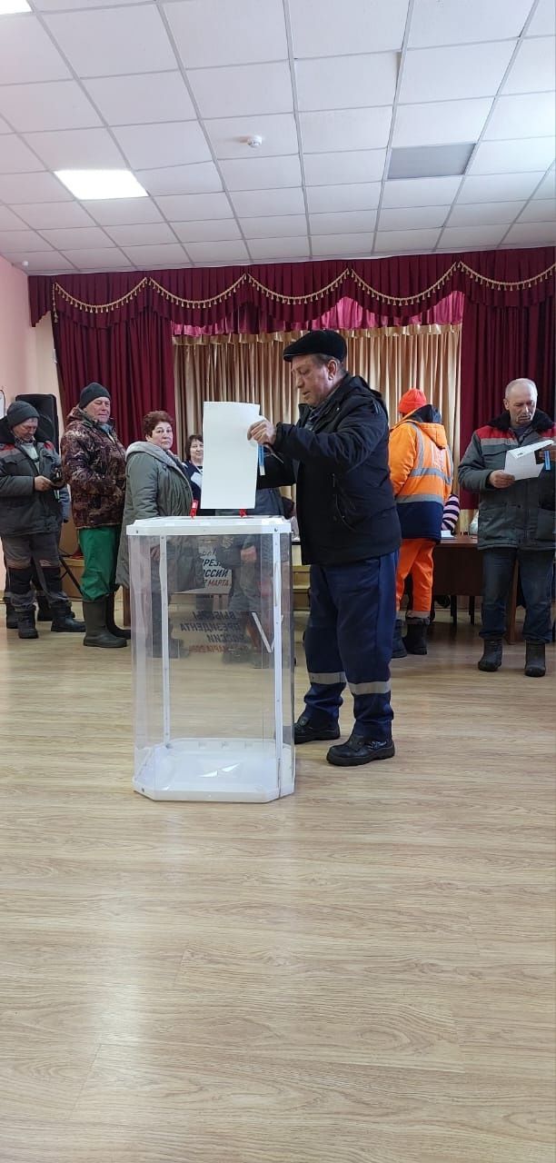 Первым в Арасланове проголосовал Сергей Александров