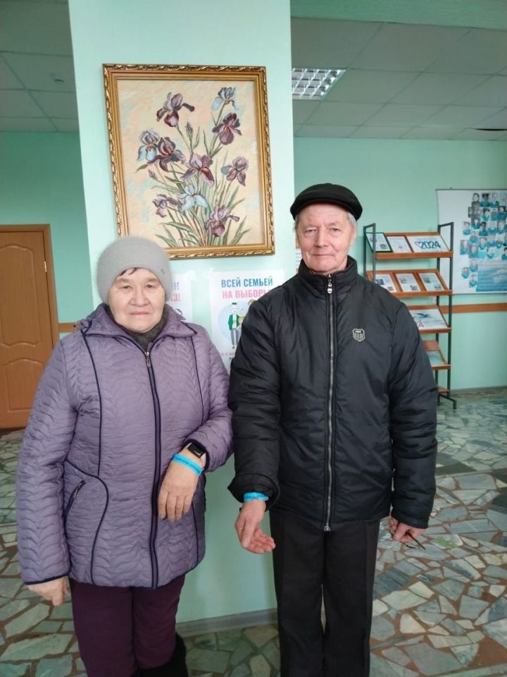 Семейная чета Валентина и Владимир Раньжовы на избирательный участок в Ульянкове пришли вместе