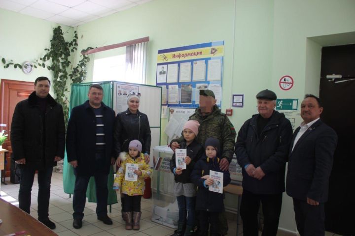 Участник спецоперации на Кулангинский избирательный участок пришел вместе с семьей