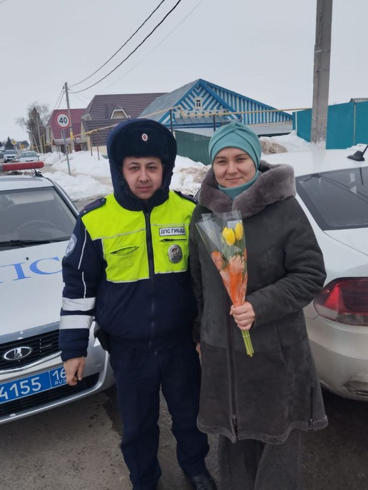 Инспекторы ОГИБДД Кайбицкого района подарили женщинам праздничное настроение