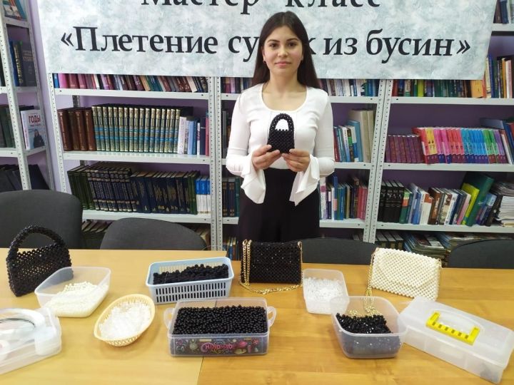 В Большеподберезинской сельской библиотеке провели мастер-класс «Плетение сумок из бусин»