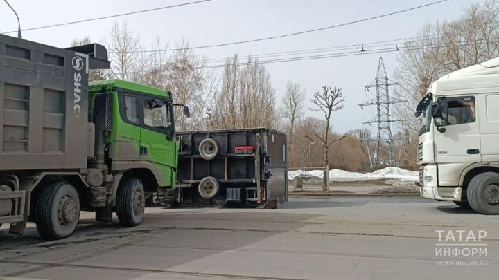 В Казани грузовой автомобиль опрокинулся на бок