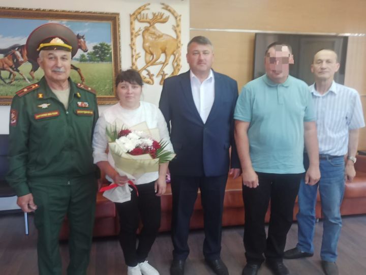 Кайбыч районы башлыгы контракт буенча Украинада хезмәт итүче хәрби белән очрашты