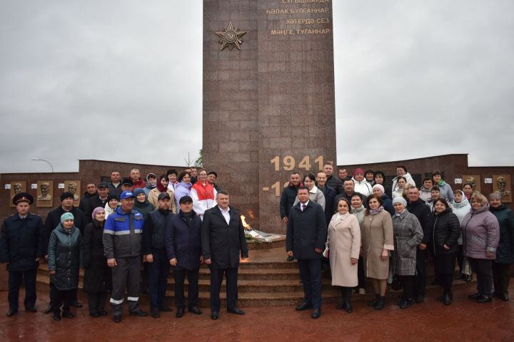 На мемориальном комплексе в Кайбицах зажгли Вечный огонь