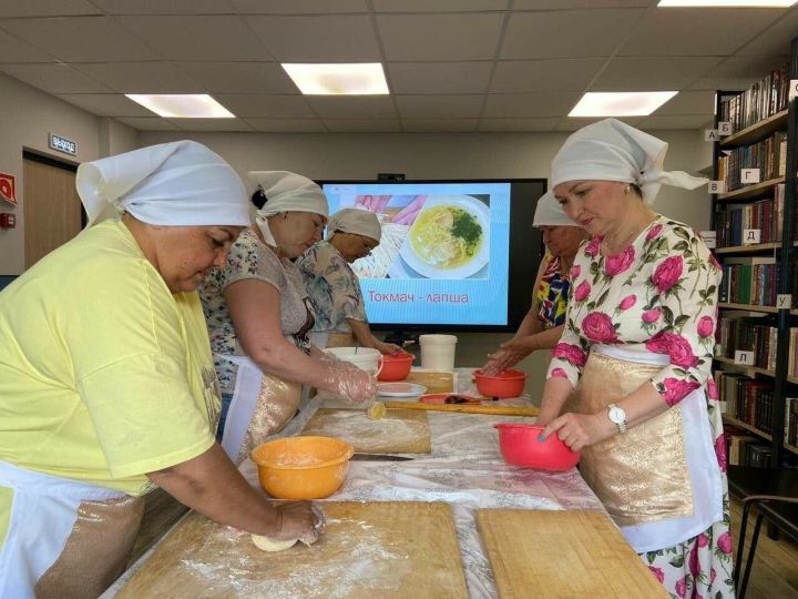 «С теплом наших рук»: нижнекамские мастерицы нарезали лапшу для бойцов СВО