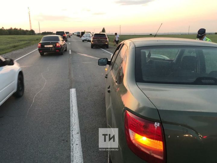 В Татарстане столкнулись две легковушки, погибли пять человек