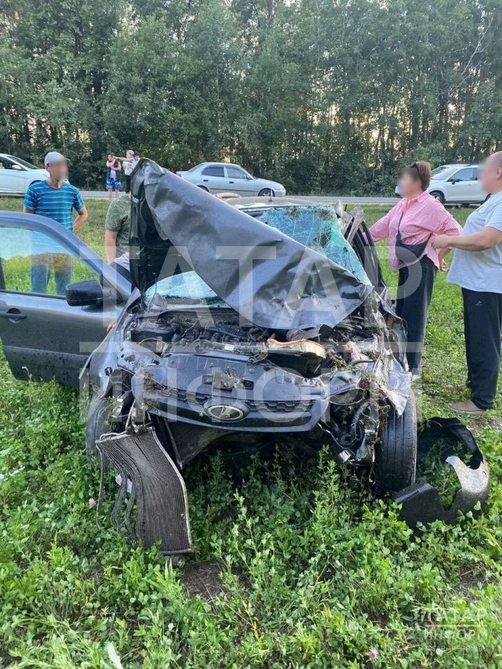 На трассе в РТ девушка-водитель вылетела с трассы и оказалась зажата в салоне авто