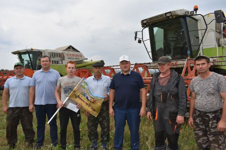 Кайбыч район башлыгы алдынгы комбайнчыларны бүләкләде