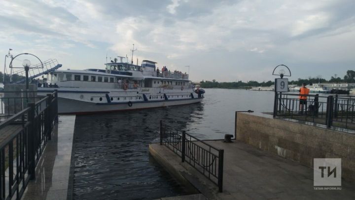 Грузовая баржа из Татарстана врезалась в железнодорожный мост в Костроме