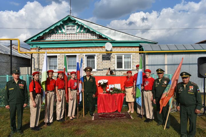 Для увековечения памяти Рамиля Тимуршина, героически погибшего в ходе специальной военной операции, на фасаде дома, в котором он жил, установили мемориальную доску