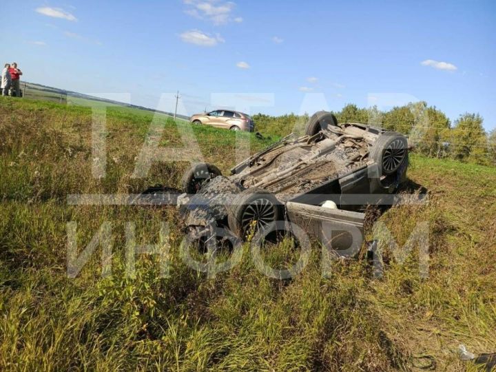 В Зеленодольском районе легковушка вылетела в кювет и опрокинулась, водитель в больнице