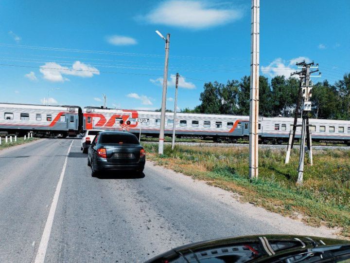 «Чаще всего виноваты водители»: автолюбителям в РТ напомнили, как переезжать ж/д пути