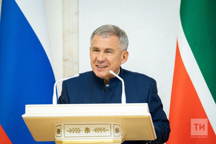 Рустам Минниханов поздравил старшее поколение с Международным днем пожилых людей