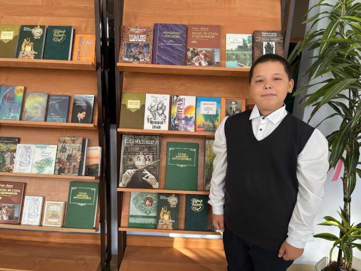 Пятиклассник Большекайбицкой школы Дамир Тимуршин передал школьной библиотеке сто книг