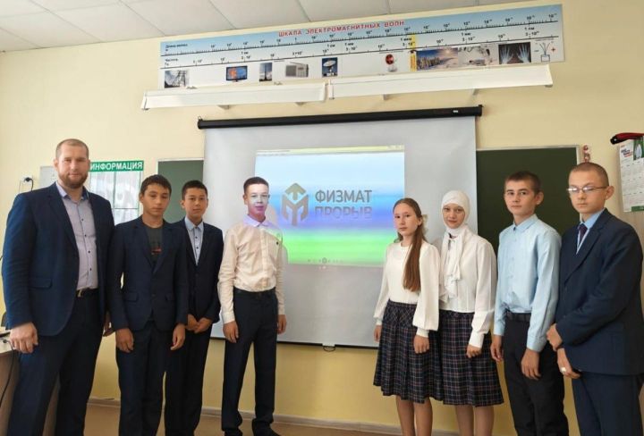 Учитель Кушманской школы дал интервью журналистам