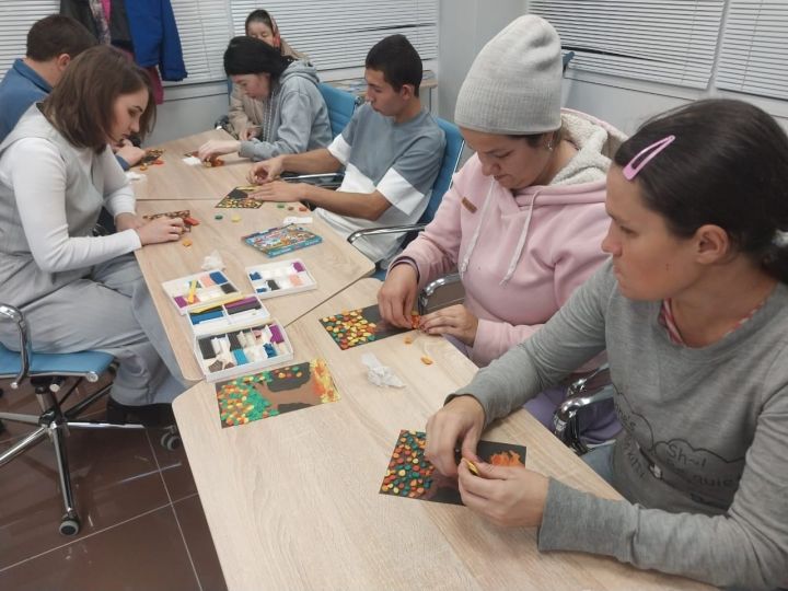 В отделении социальной помощи семьи и детей ГАУСО «КЦСОН «Омет» в Кайбицком районе прошел мастер-класс по созданию поделки «Осеннее дерево»