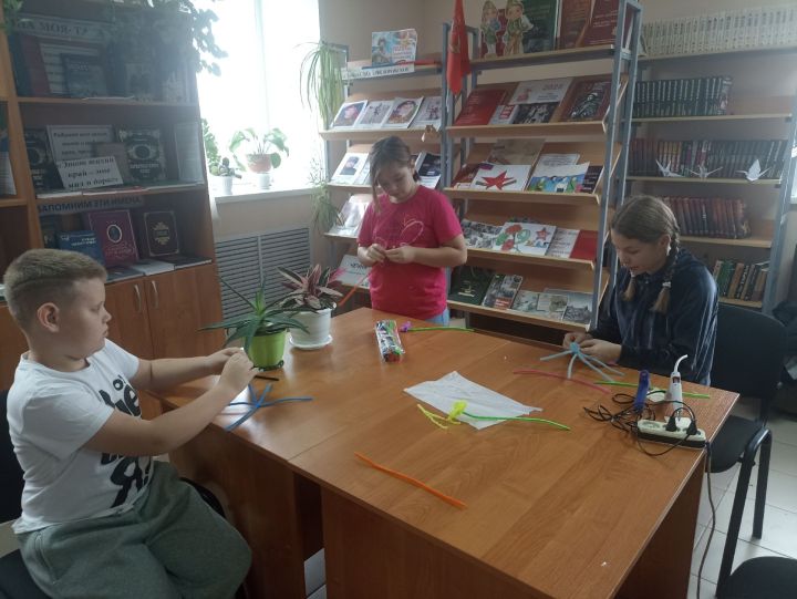 В Федоровской сельской библиотеке во время осенних каникул прошёл мастер-класс «Чудеса из синельной проволоки»