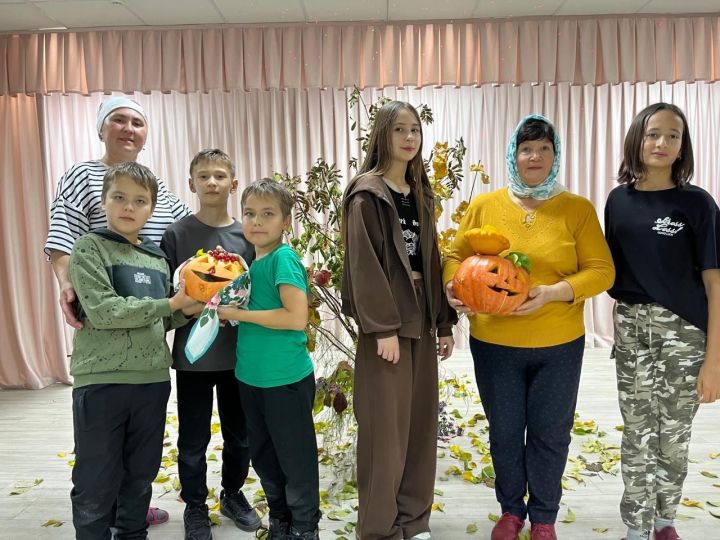В Имянле Буртасском сельском клубе совместно с сельской библиотекой организовали и провели праздник «Осенний бал»