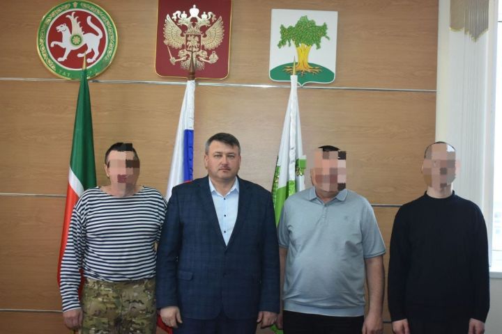 Кайбыч районы башлыгы махсус хәрби операциядән ялга кайткан хәрбиләр белән очрашты