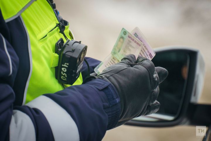 ГАИ напомнила татарстанцам о безопасном поведении на дорогах во время сильного ветра