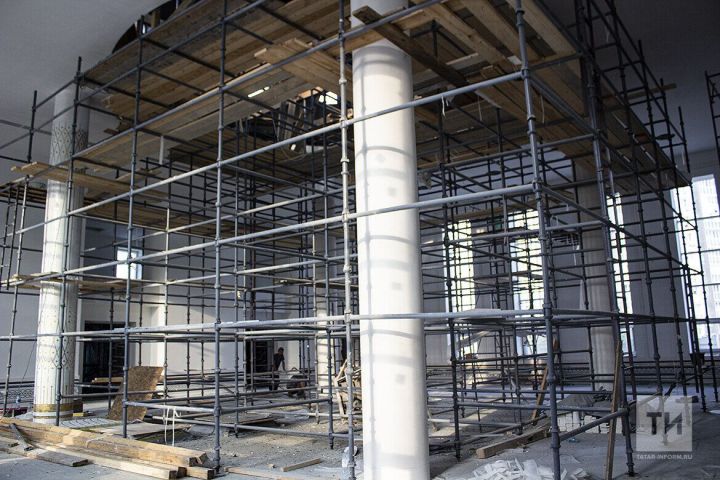 Промышленный альпинист сорвался с лесов торгового центра в Казани
