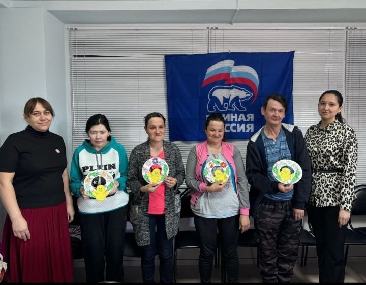 В преддверии Пасхи получатели соцуслуг под руководством специалистов ГАУСО КЦСОН «Омет» в Кайбицком районе сделали пасхальный веночек