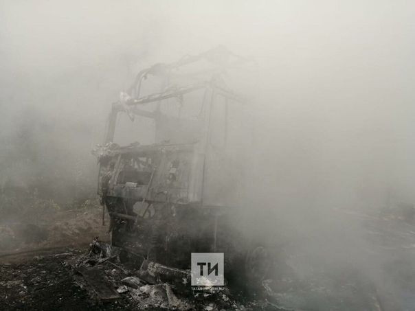 На трассе в Татарстане загорелась фура с напитками
