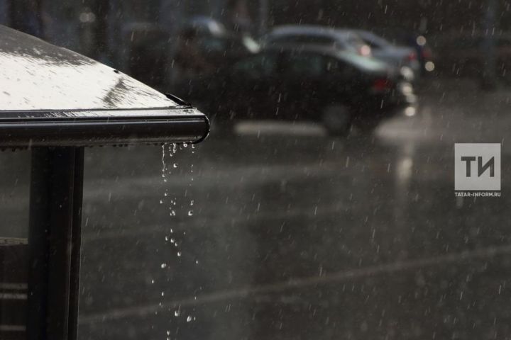 «Вся мебель в воде — это огромные убытки»: в Казани затопило мебельный салон