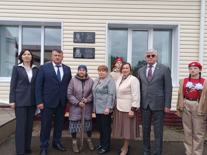 На фасаде Хозесановской школы установили мемориальные доски односельчанам – участникам спецоперации