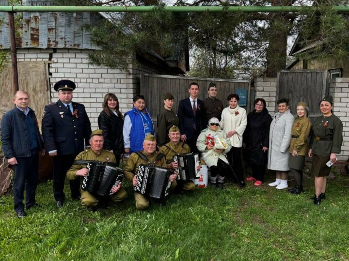 В Менделеевске бывшую узницу концлагеря поздравили с 80-летием Победы