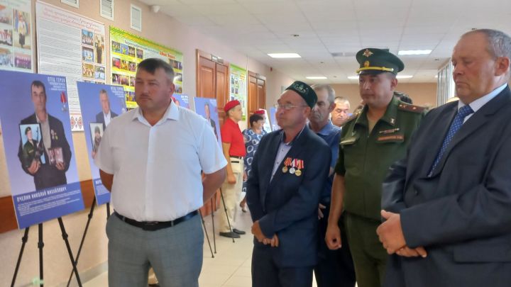 В Большекайбицком доме культуры открылась выставка «Отец Героя»
