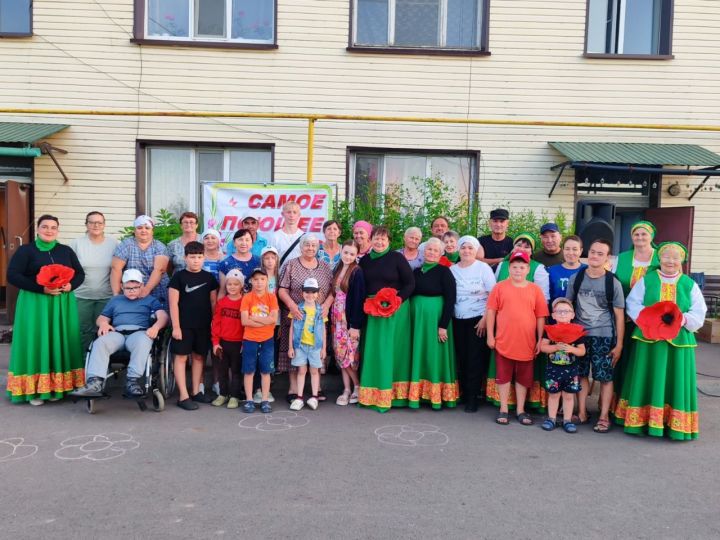 Около двухэтажного дома в Куланге провели вечер отдыха по программе «Наш двор»